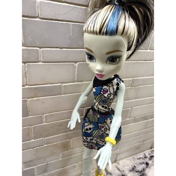 MONSTER HIGH Frankie Stein Skullette Dress Doll  used 2015 (J1) - Picture 2 of 6